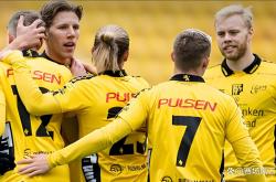 爱游戏APP-瑞典足球队在对阵加拿大中晋级