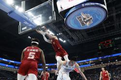 爱游戏tv-湖人完胜北京队，布伦森点燃赛场