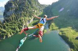 爱游戏官方-福登闪耀破局，勒沃库森巅峰对决力克加纳新星