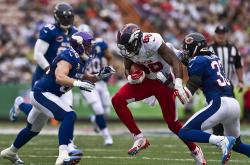 爱游戏在线-绿茵与硬木的交响，当德甲争冠战遇上湖人得分狂潮