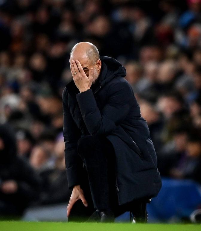 曼城后卫连续失误，遭遇防线崩溃