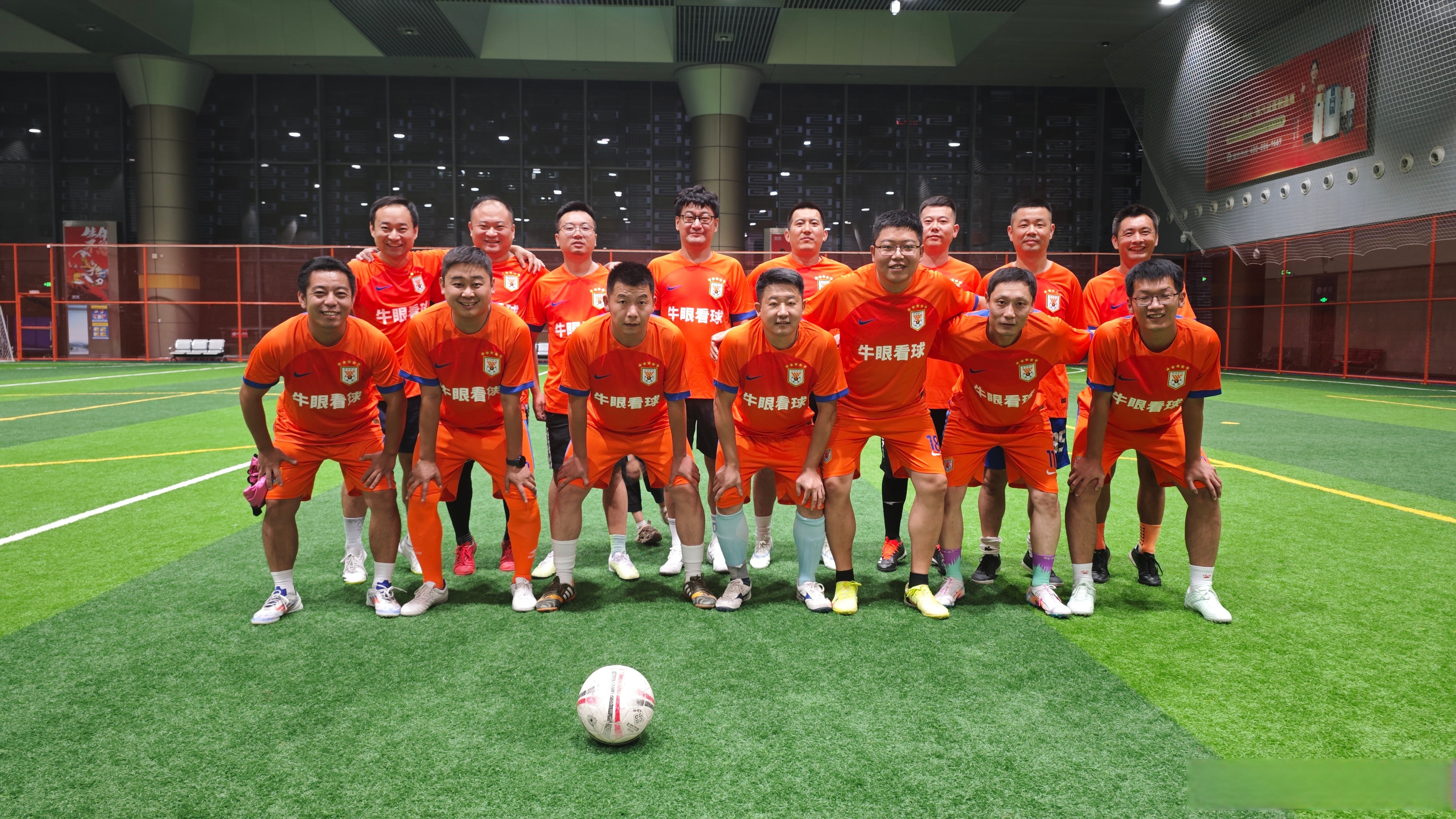 亚洲足球盛会上球员们兢兢业业