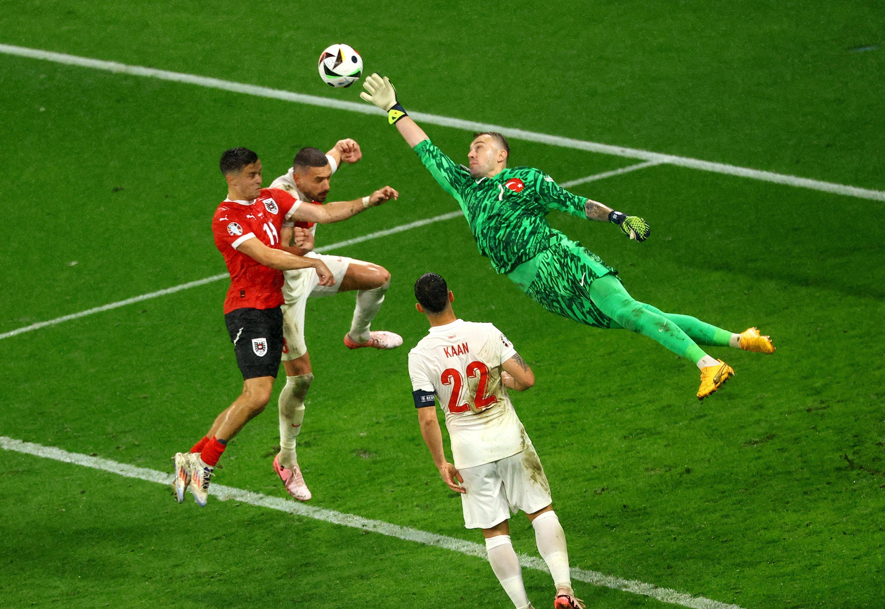 荷兰队与意大利队进行激烈角逐 荷兰队与意大利队进行激烈角逐