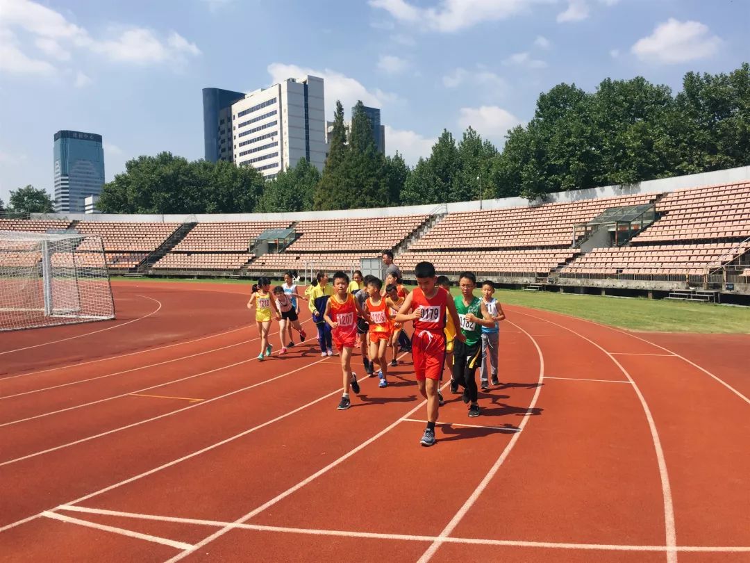 美国强队奋勇拼搏打破纪录创造佳绩