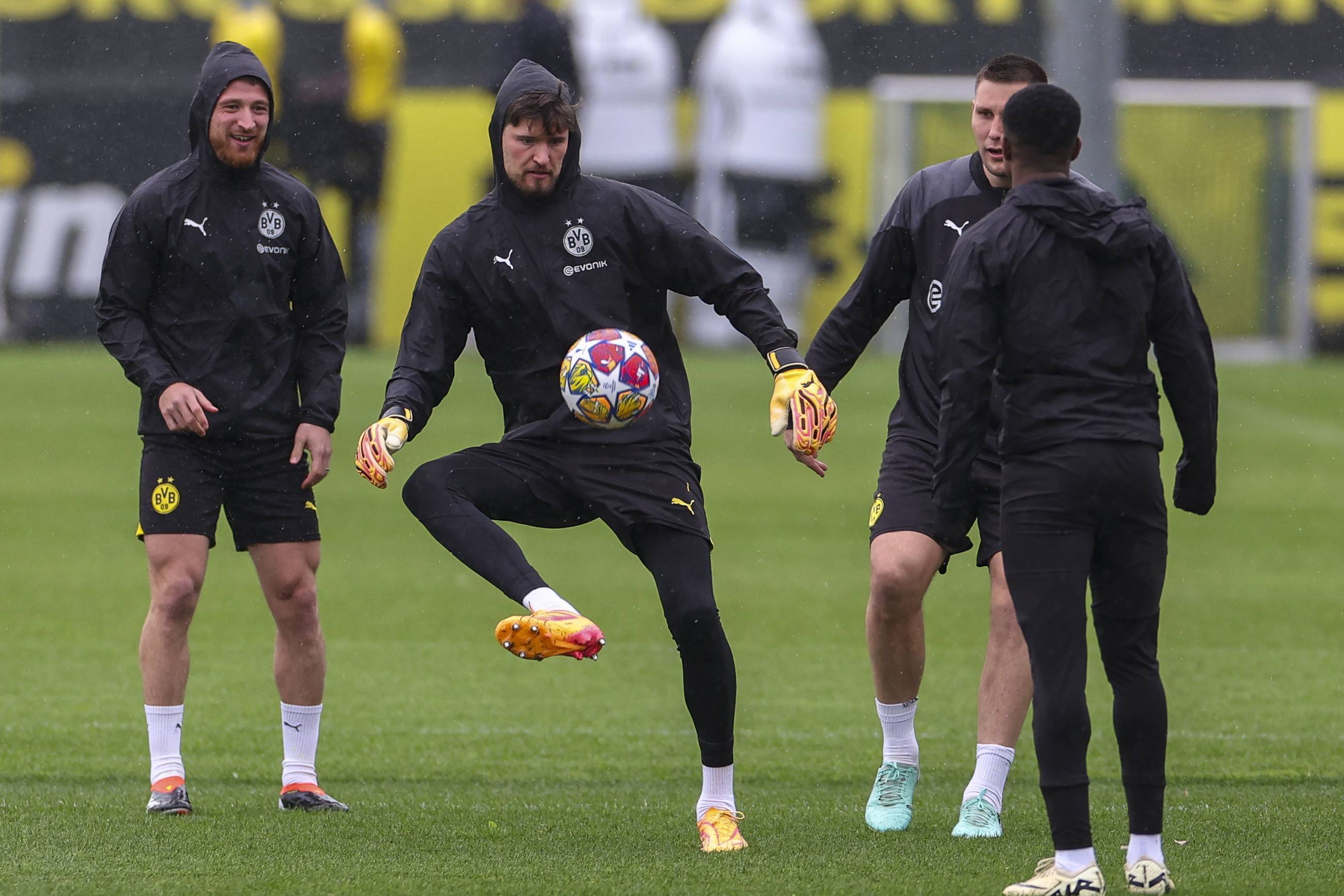 包含多特蒙德后卫突然宣布退役,引发球迷震惊的词条 包含多特蒙德后卫突然宣布退役,引发球迷震惊的词条