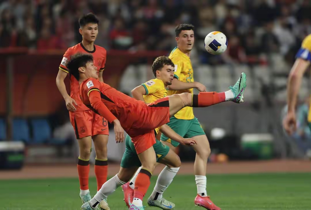 紧张比赛！球队团结一心奋力作战