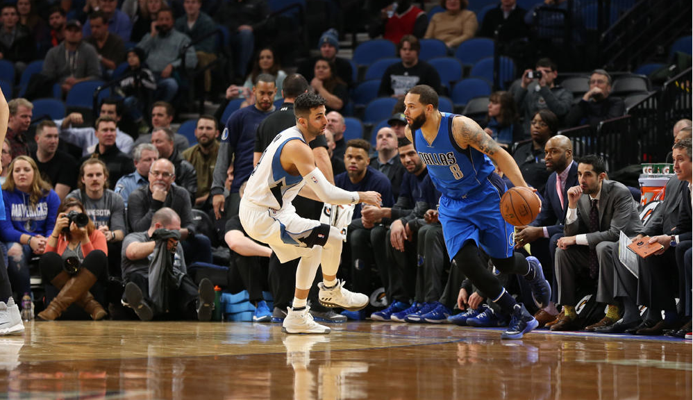 小牛主场胜快船,唐斯弹跳暴扣的简单介绍 小牛主场胜快船,唐斯弹跳暴扣的简单介绍