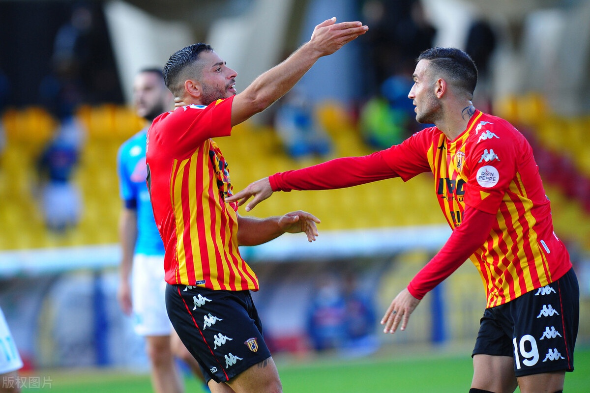 包含克罗托内客场战平都灵，保持四连平的词条