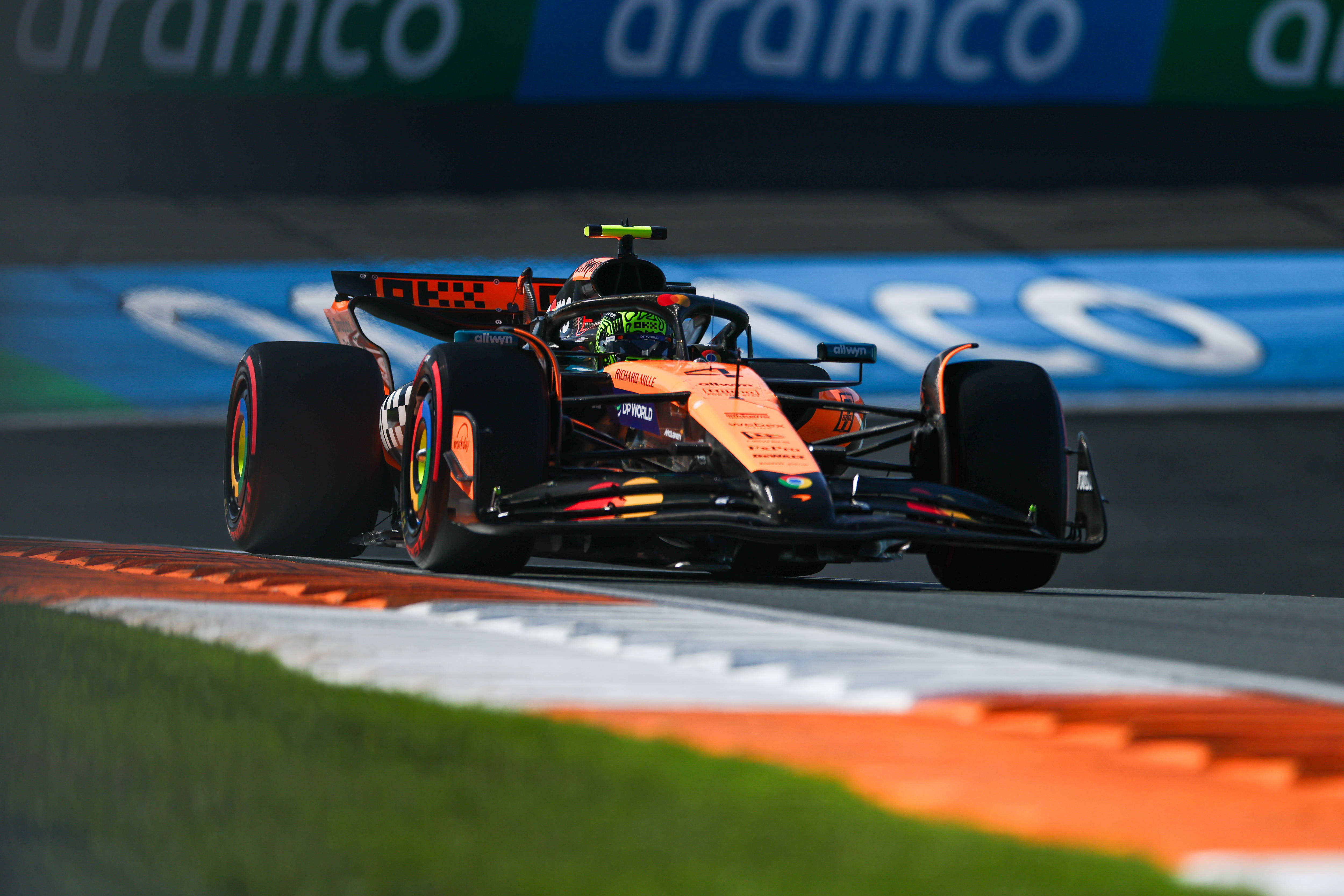 包含迈凯伦翻盘红牛二队，皮亚斯特里点燃赛场的词条