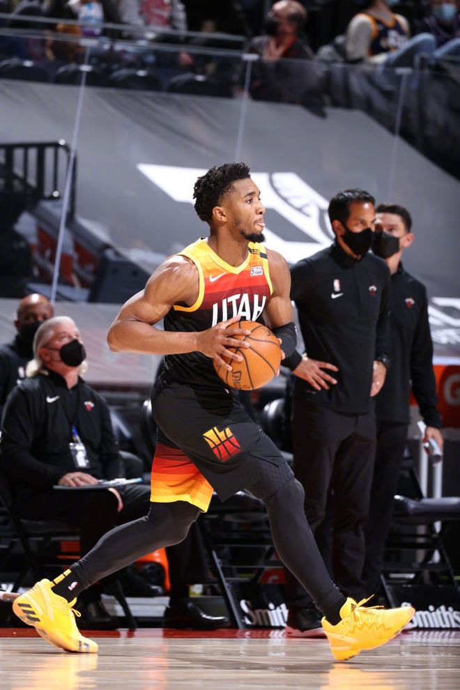 爵士逆转76人,萨博尼斯送出助攻 爵士逆转76人,萨博尼斯送出助攻