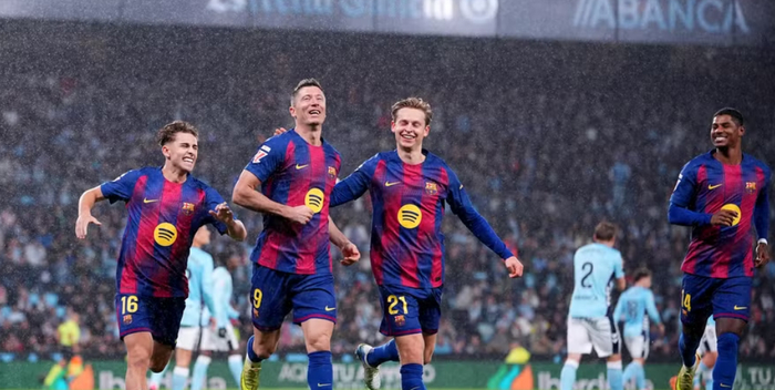 德国鏖战塞维利亚，莱万完成帽子戏法