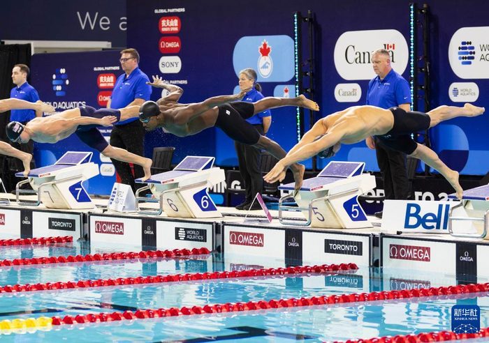 日本游泳选手刷新世界纪录获得冠军