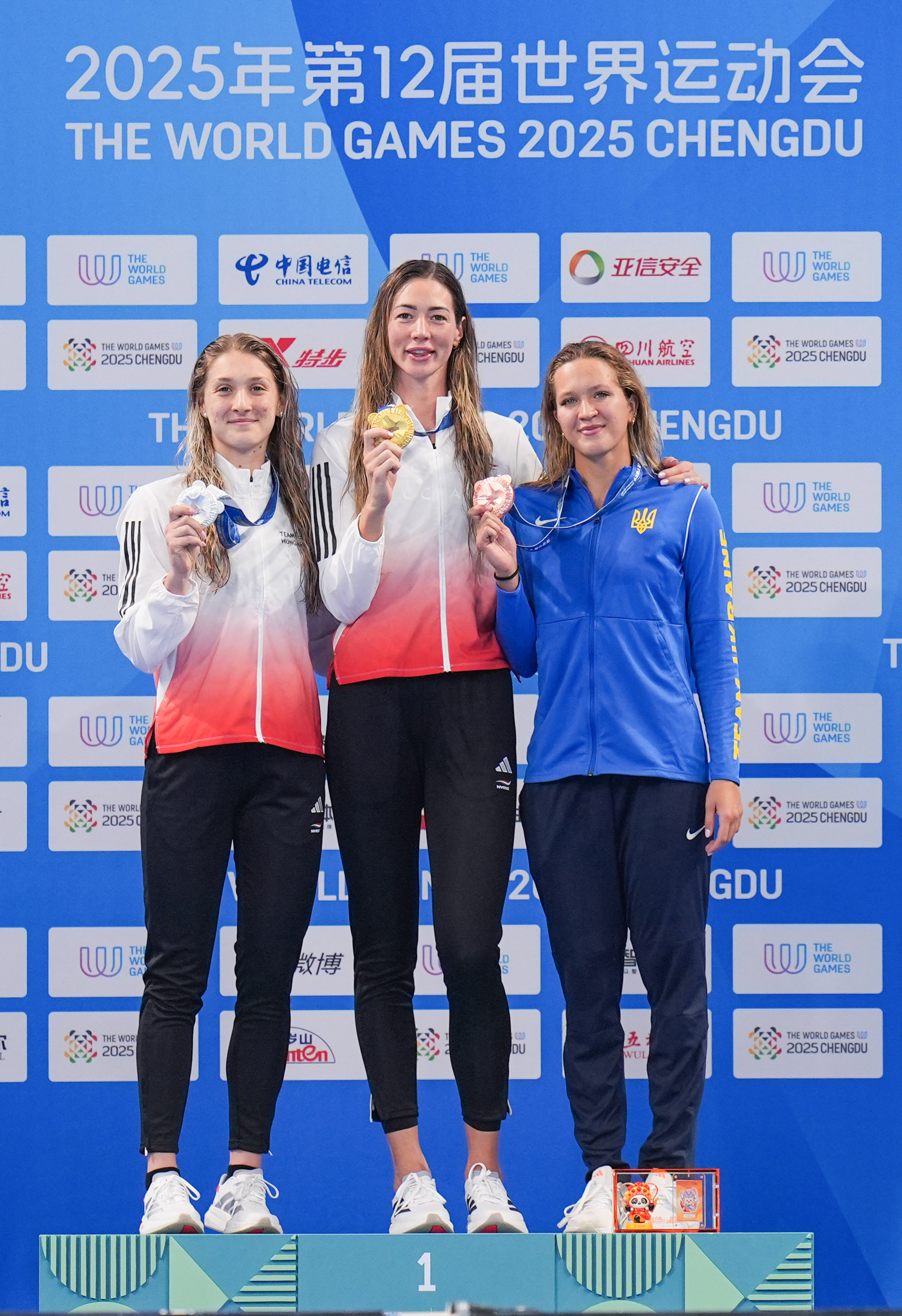 日本游泳选手刷新世界纪录获得冠军