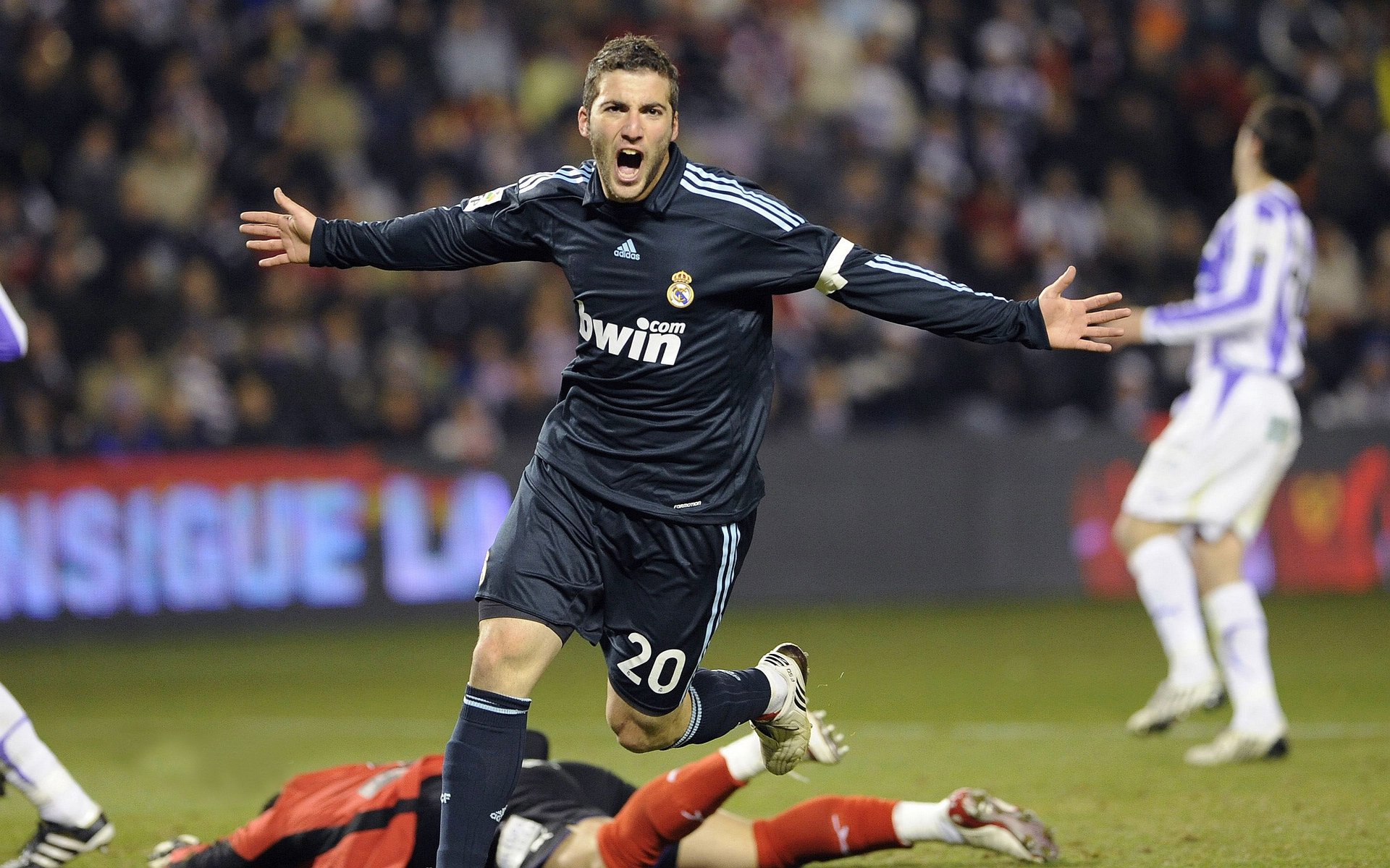 从莱比锡红牛到希腊国家队，C罗如何成为攻防转换的现代足球核心