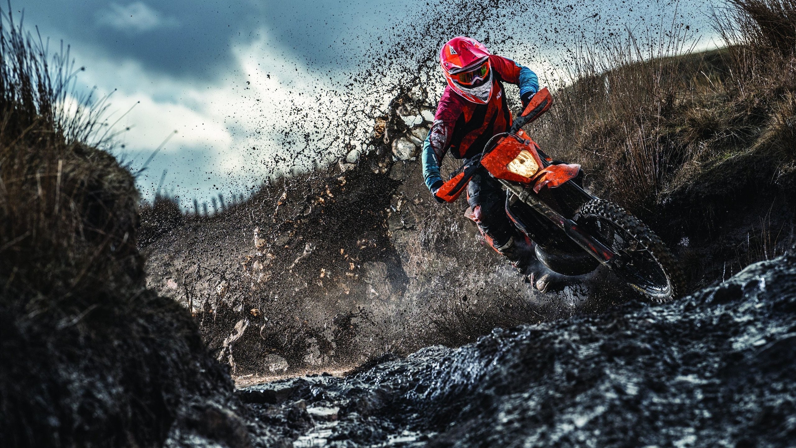 赛道上的宿命对决，哈斯鏖战雷诺，佩雷兹火热状态改写格局